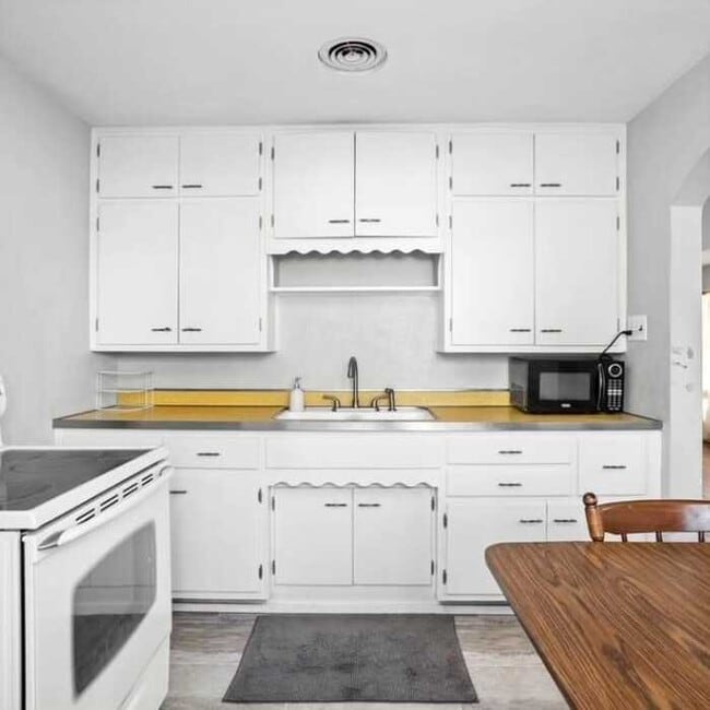 Building Photo - 2 bedroom 1 bath