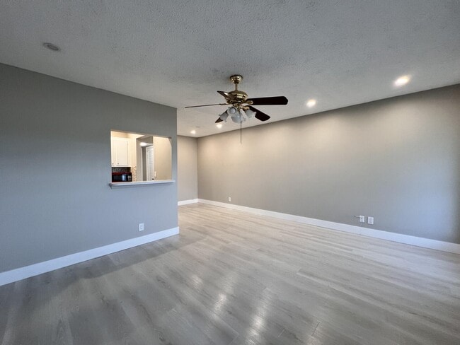 Building Photo - 55 Kingswood E