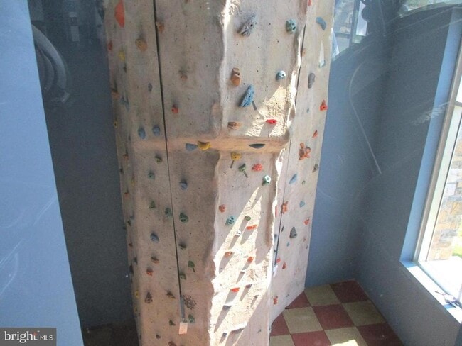 Building Photo - 2456 Eastbourne Dr