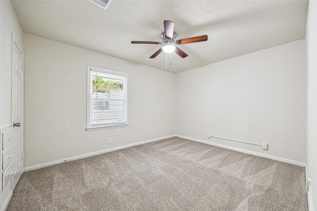 Building Photo - 2511 Evergreen Dr