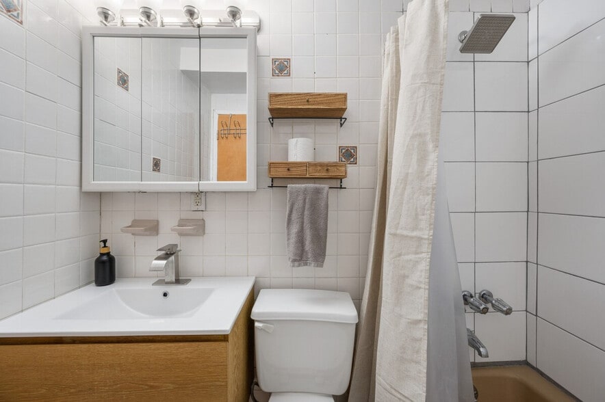 Building Photo - 320 W 30th St