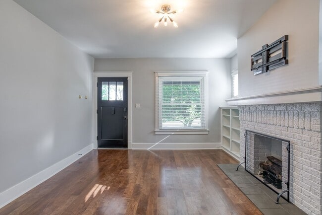 Building Photo - HOUSE FOR RENT