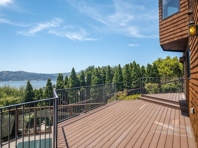 Building Photo - 4BR/2.5BA 3,274sqft! STUNNING GG VIEWS!!! Yard! Spa! 4 Car Parking! Pet! PROGRESSIVE