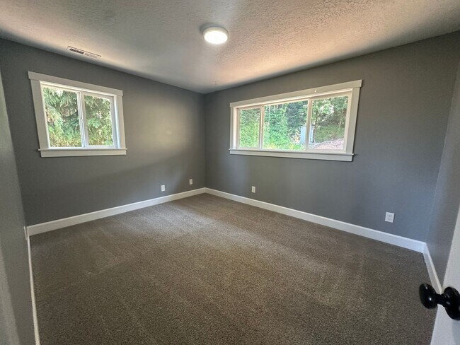 Building Photo - Beautifully Refreshed Home on Several Acre...