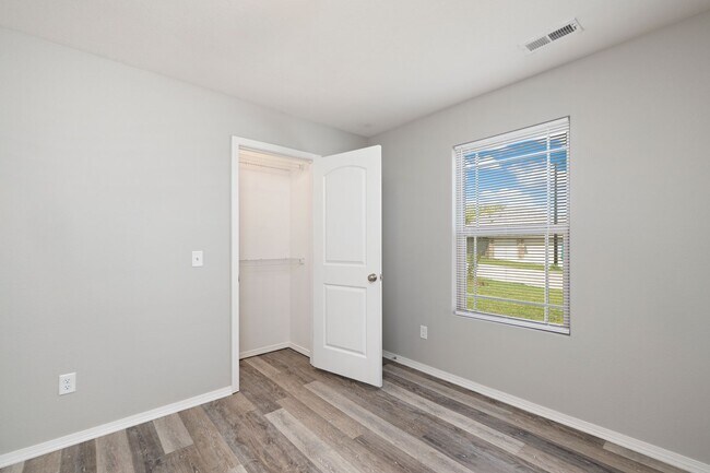 Building Photo - 1119 S Calabria Ave