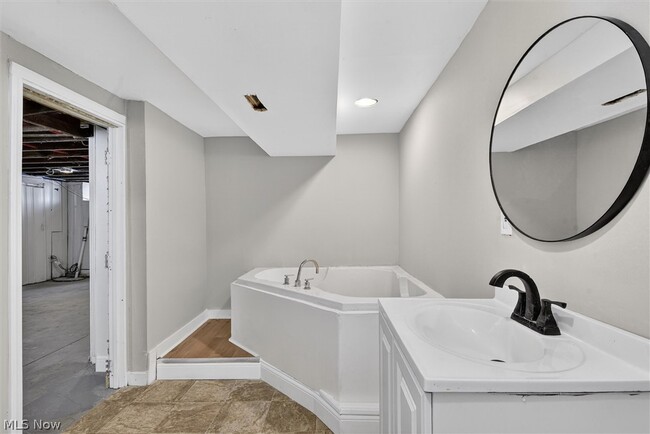 Building Photo - 231 E 210th St