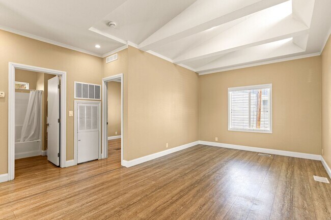 Building Photo - Move-In Ready! A Bright & Open Designer Co...