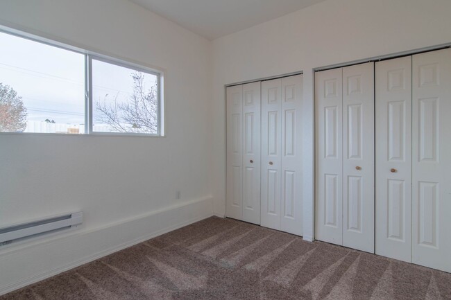 Building Photo - Single level 3 Bed 1.5 Bath Located Just O...