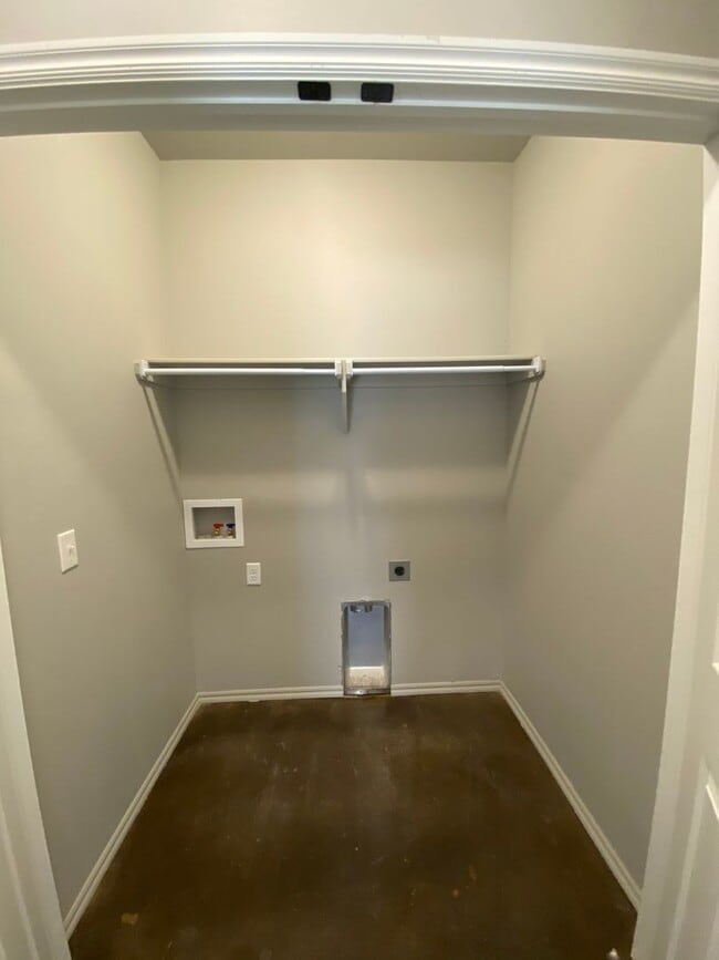 Building Photo - 3 bedroom and 2 bathroom duplex in El Reno!