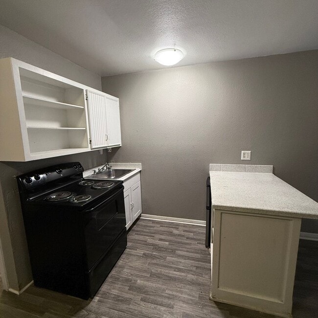 Building Photo - $400 Off 1st Full Month!* All Utilities In...