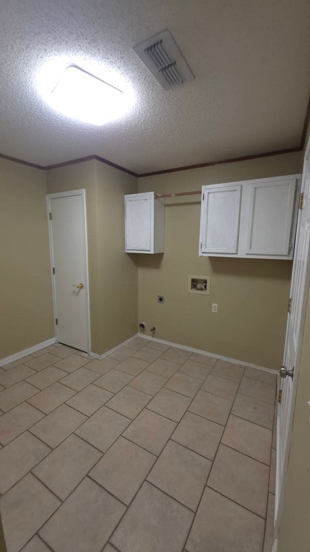 Building Photo - Wonderful Large 3 Bedroom Home