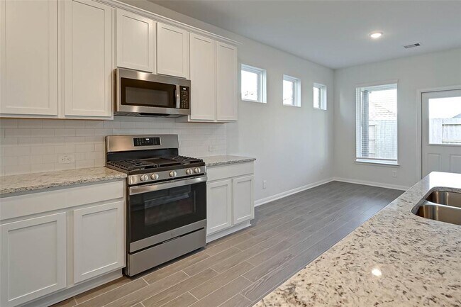 Building Photo - 939 Summer Vlg Wy