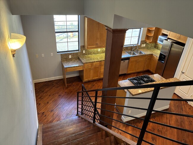 Building Photo - 1000 Columbus St