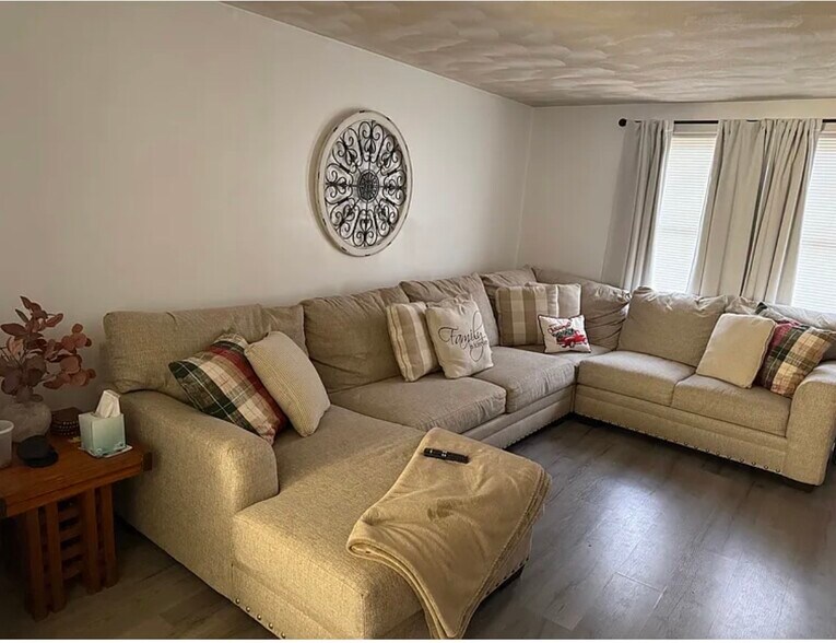 Living room - 294 Grosvenor Ave