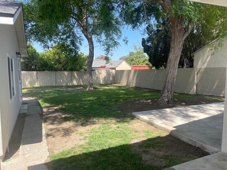 Large shaded enclosed backyard - 5457 Beck Ave