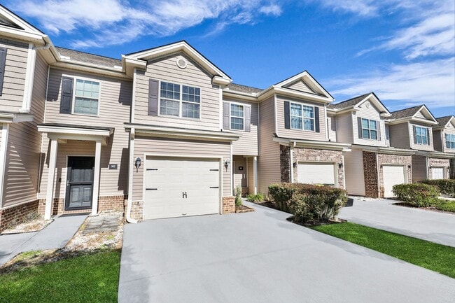 Building Photo - Charming 3-Bed Townhome in Prime Richmond Hill Location!