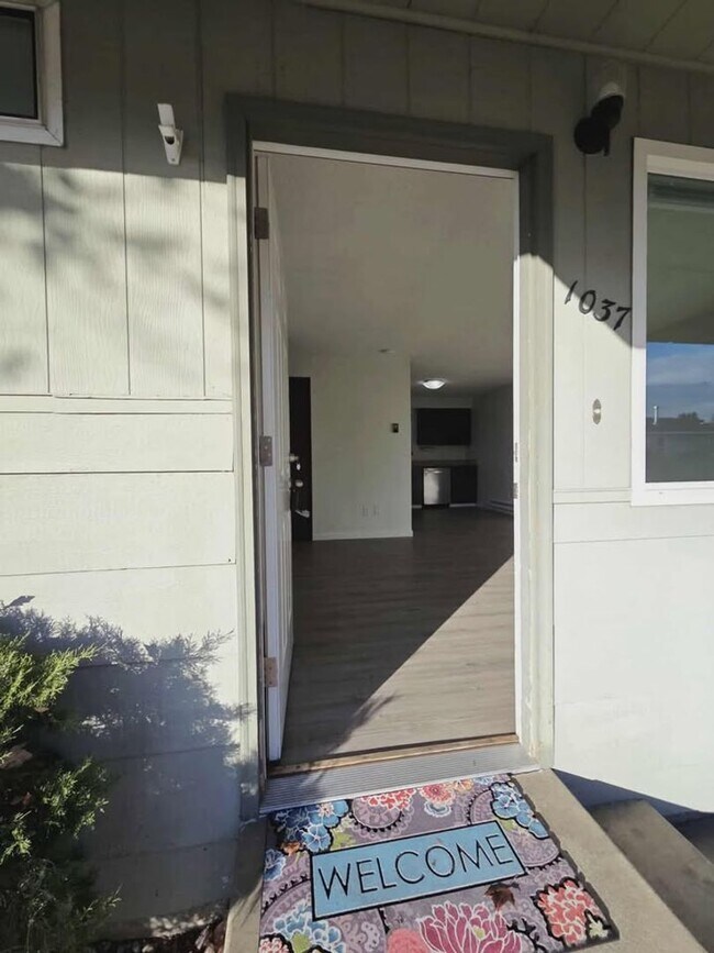 Building Photo - 1037/1039 Eastmont Ave. Duplex