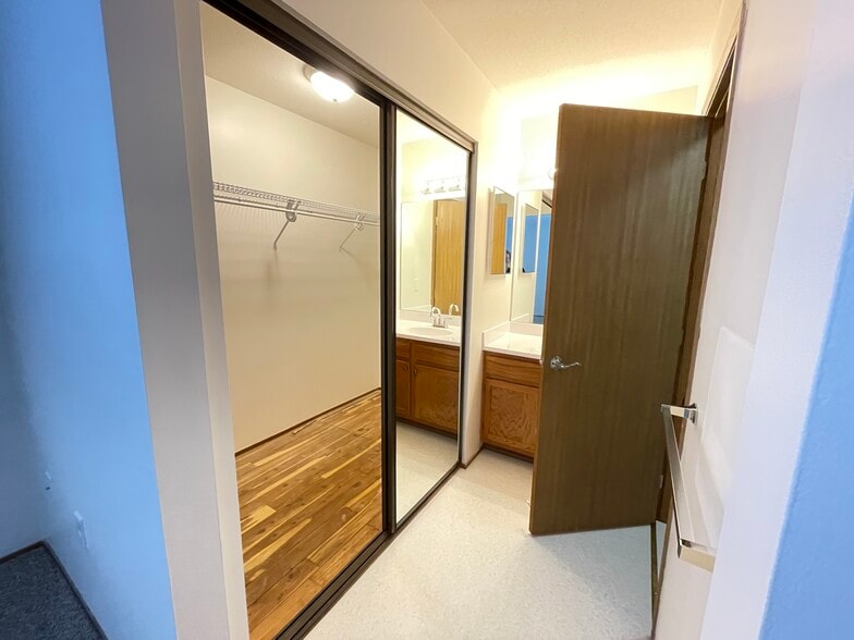 Walk In Closet - 2829 Burgundy Dr