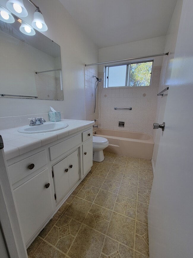 Building Photo - 330 Sky Vista Way