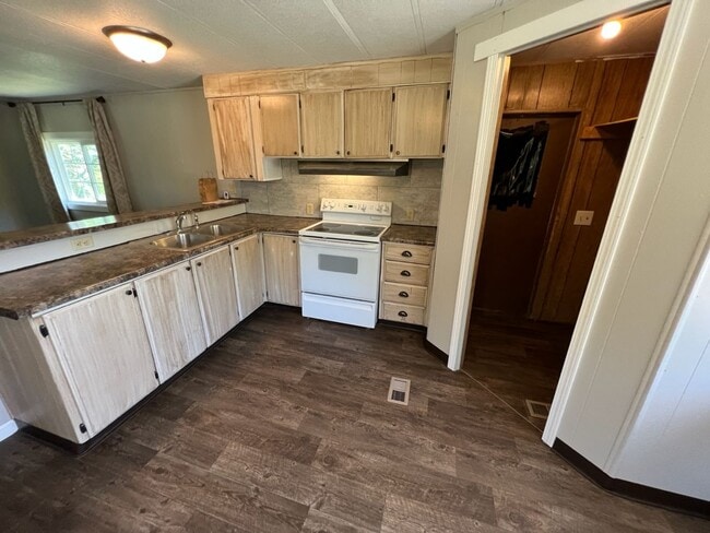 Building Photo - Semi-Rural 2 Bedroom 1 Bath Updated Mobile Home w/ Amenities