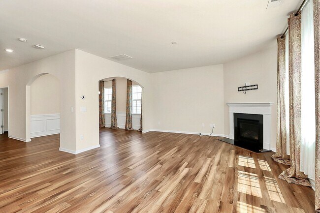 Building Photo - Welcome to this spacious 4 bedroom, 2.5 ba...