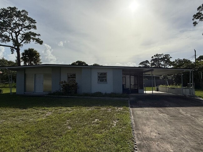 Primary Photo - 3 bed 2 bath house at Royal Palm with 1200...