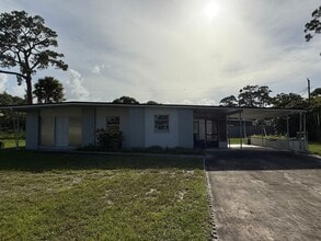 Building Photo - 3 bed 2 bath house with 1200 sf. end of ci...