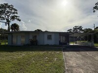 Building Photo - 3 bed 2 bath house at Royal Palm with 1200...