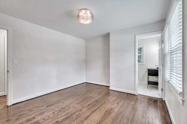 Building Photo - Beautiful 5 Bedroom 3 Bathroom Retreat with Fenced Backyard $2,200/mo rent
