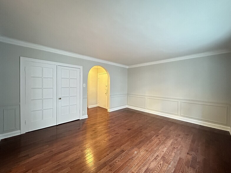 Building Photo - 547 W Surf St