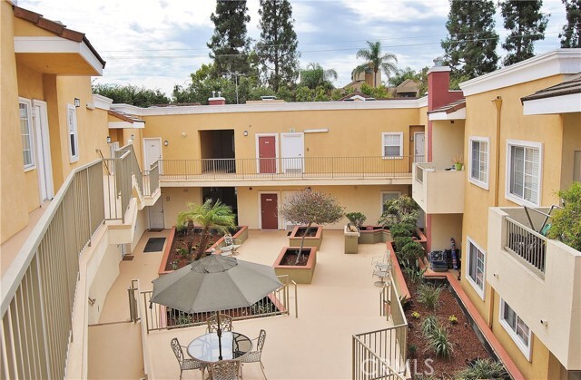 Building Photo - 1215 E San Antonio Dr