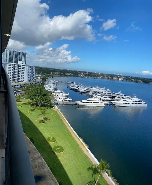 Building Photo - 130 Lakeshore Dr