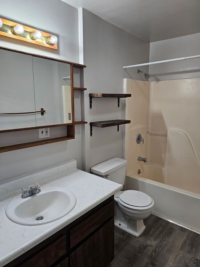 Building Photo - 810 Spring Ave