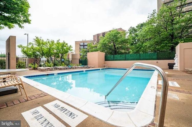 Building Photo - Urban Living at Its Finest: Spacious 2BR, 2BA Condo in Courthouse