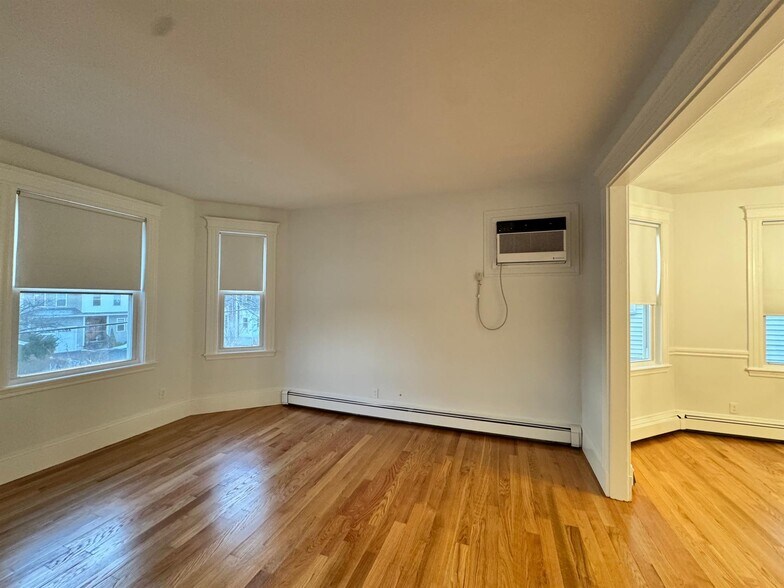 Building Photo - 136 Sharon St