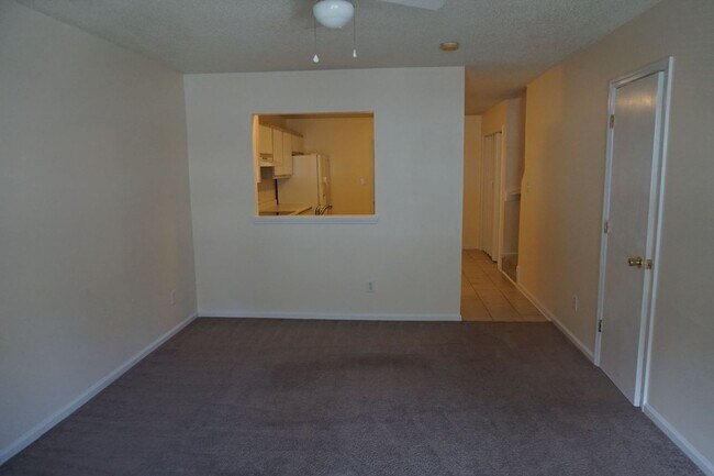 Building Photo - Two Bedroom Two and a Half Bathroom Townhouse located in Marsh Oaks Subdivision