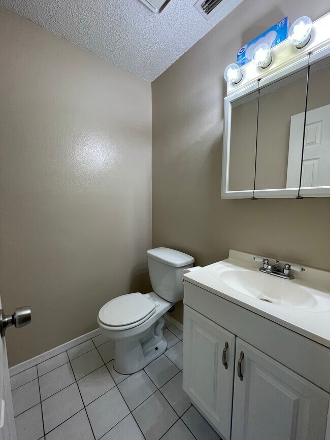 Building Photo - 541 W Fern Dr