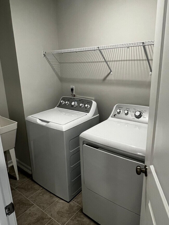 Building Photo - 4941 Arkose Dr