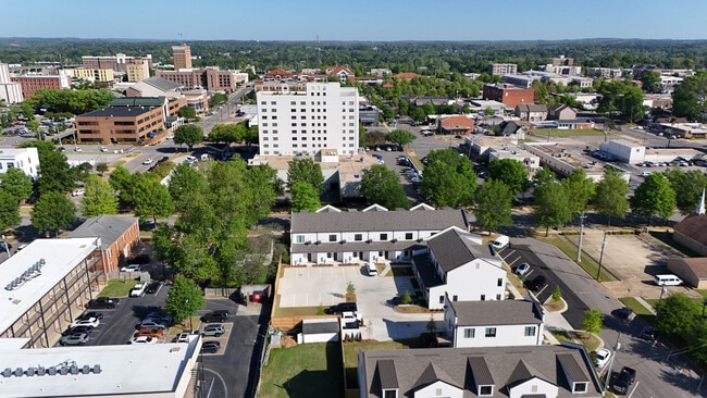 Building Photo - 2209 Paul W Bryant Dr