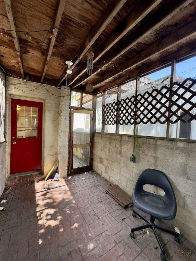 Building Photo - 331 S Ann St