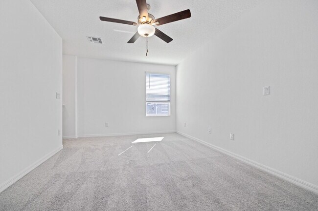 Building Photo - "Spacious 5-Bed Gem in Epperson community ...