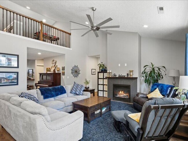 Building Photo - 617 Esperanza Ct