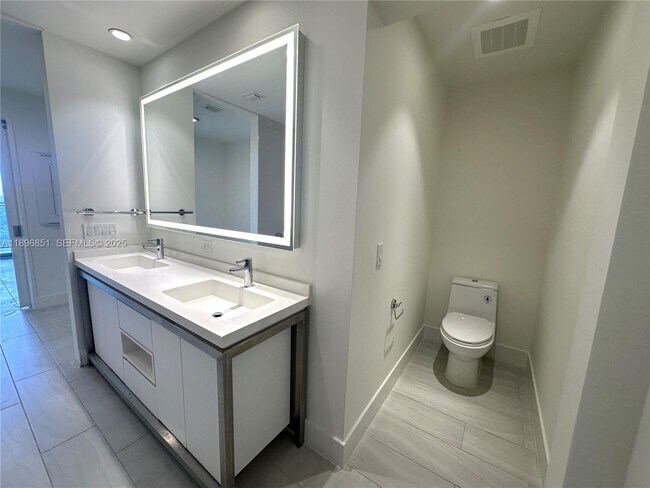 Building Photo - 2000 Metropica Wy