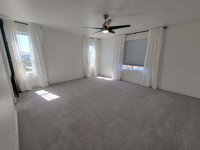 Building Photo - Stunning and spacious 4.5 bedroom, 3 bathroom home located in Morgan Hill