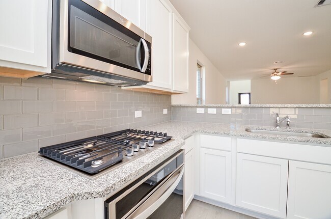 Building Photo - 7919 Royal Palm Dr