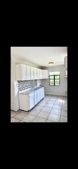 Kitchen - 983 E Person Ave