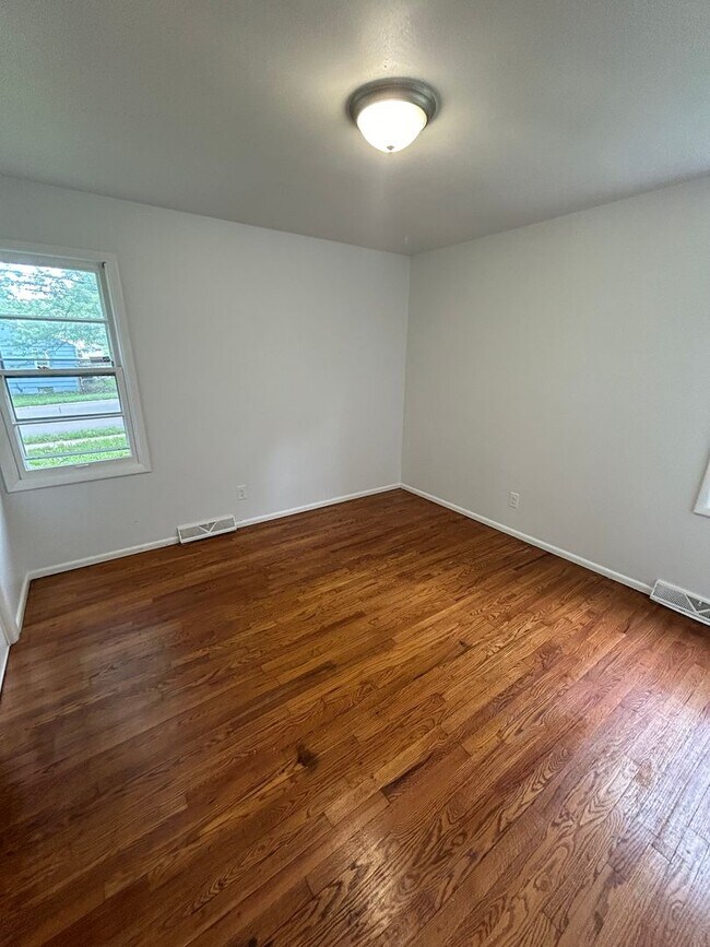 Building Photo - COMING SOON! 3 Bed 1.5 Bath Home! $1495.00