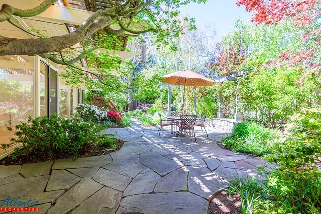 Building Photo - Gorgeous Eichler Home | Desirable Location