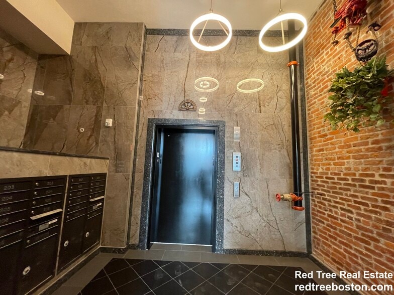 Building Photo - 1028a Commonwealth Ave