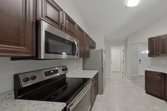 Building Photo - 820 Marion Oaks Manor